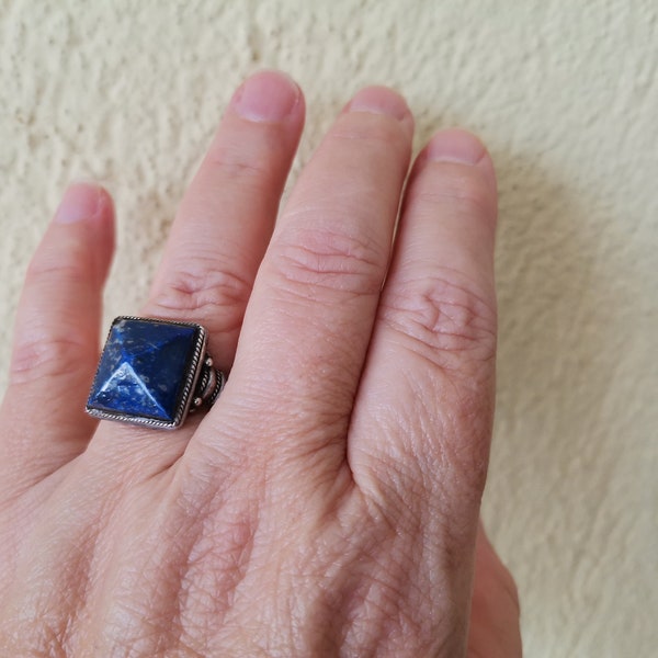 Pyramid lapis lazuli ring, vintage silver ring with pyramid shaped, lapis lazuli stone, statement cocktail ring