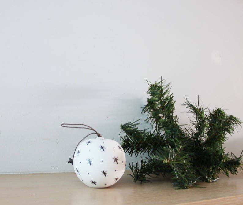 Xmas ball ornament in white ceramic Porcelain Christmas ball minimalist \u03b3\u03bf\u03cd\u03c1\u03b9 \u03bc\u03c0\u03ac\u03bb\u03b1 2019 modern Christmas tree ornament with 2019 charm
