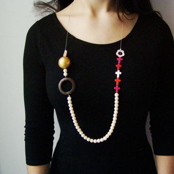 Collar de perlas beige, collar boho largo con perlas blancas, cruces rojas y flores de perla madre, collar multicolor