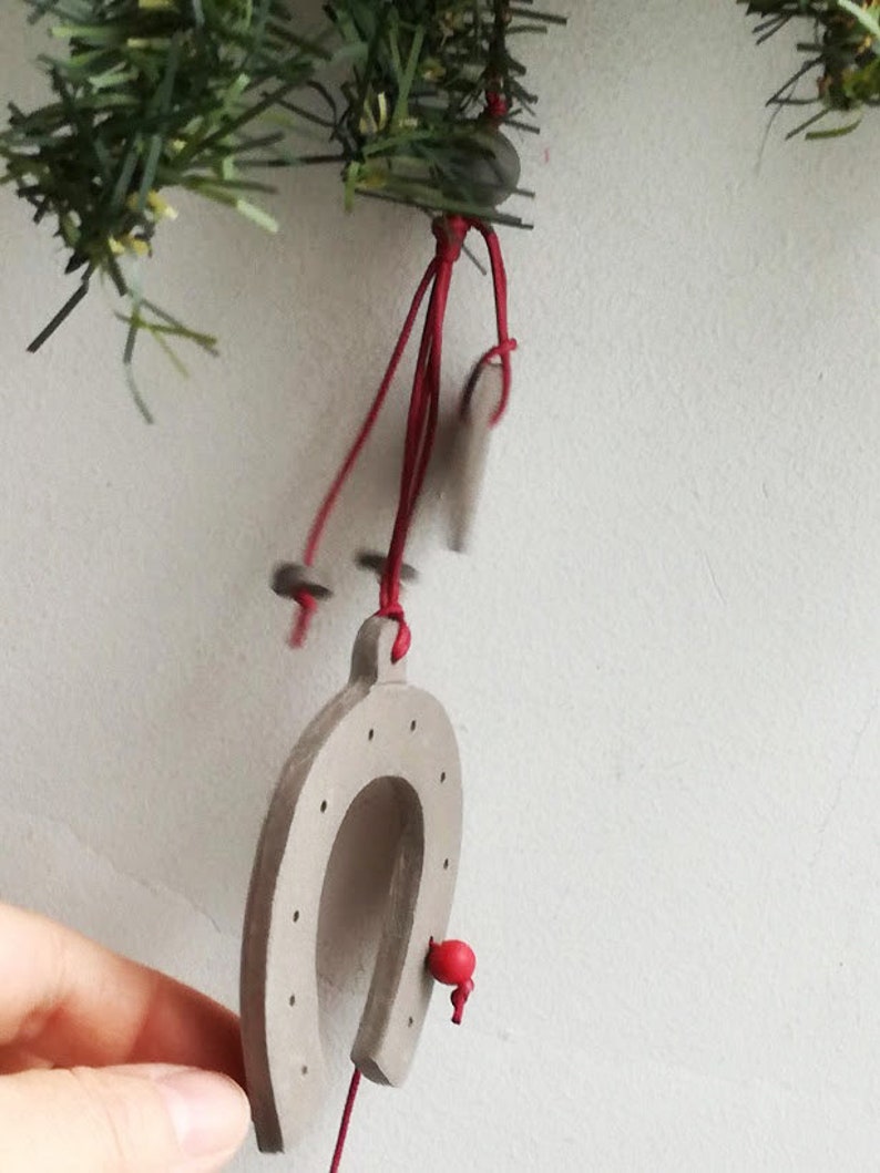 New Year good luck horse shoe ornament with 2019 year charm stoneware high fire \u03ba\u03b5\u03c1\u03b1\u03bc\u03b9\u03ba\u03cc \u03c0\u03ad\u03c4\u03b1\u03bb\u03bf \u03b3\u03bf\u03cd\u03c1\u03b9 2019 Horse shoe ceramic ornament