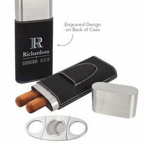 Puede incluir: Un estuche para cigarros de cuero negro con ribete de metal plateado y un cortador de cigarros de metal plateado. El estuche tiene un bolsillo para un solo cigarro y espacio para dos cigarros. El estuche est&aacute; grabado con la letra "R" y el nombre "Richardson" junto con el texto "Groomsman - 10.24.19".