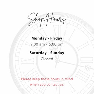Puede incluir: Una esfera de reloj con n&uacute;meros romanos y fondo gris. El texto "Shop Hours" est&aacute; escrito en cursiva en la parte superior de la imagen. El texto "Monday - Friday 9:00 am - 5:00 pm" est&aacute; escrito debajo de la esfera del reloj. El texto "Saturday - Sunday Closed" est&aacute; escrito debajo de la primera l&iacute;nea de texto. El texto "Please keep these hours in mind when you contact us." est&aacute; escrito en la parte inferior de la imagen.