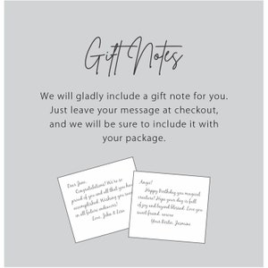 Puede incluir: Una tarjeta blanca con el texto "Gift Notes" escrito en cursiva negra. Debajo del texto hay un mensaje que dice: "Con gusto incluiremos una nota de regalo para ti. Simplemente deja tu mensaje en la caja, y nos aseguraremos de incluirlo en tu paquete." Se muestran dos ejemplos de notas de regalo debajo del mensaje. La primera nota dice: "Querida Jane, &iexcl;Felicidades! Estamos muy orgullosos de ti y de todo lo que has logrado. Te deseamos mucho &eacute;xito en todos tus futuros proyectos. Con cari&ntilde;o, John & Lisa." La segunda nota dice: "&iexcl;Angie! Feliz cumplea&ntilde;os, criatura m&aacute;gica! Espero que tu d&iacute;a est&eacute; lleno de alegr&iacute;a y bendiciones. Te quiero, mi querida amiga, xoxoxo Tu mejor amiga, Jasmine."