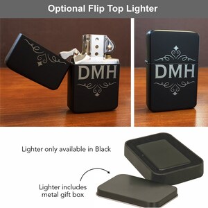 Puede incluir: Encendedor negro de tapa abatible con las iniciales DMH grabadas en la parte delantera. El encendedor viene en una caja de regalo de metal.