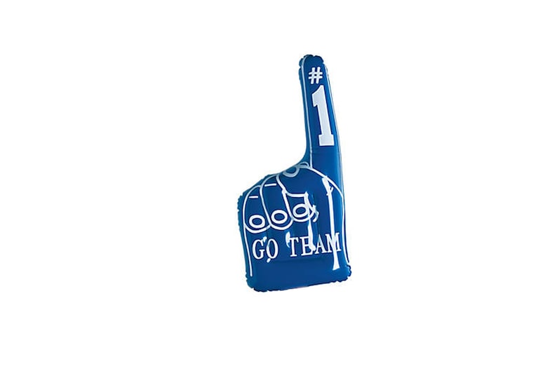 Pu&ograve; includere: Dito di spugna blu con il numero "#1" e il testo "GO TEAM" stampato su di esso.