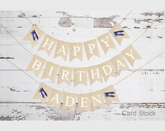 Może przedstawiać: Baner z juty z białymi literami, na którym widnieje napis "Happy Birthday Aden". Baner jest ozdobiony niebieskimi samolotami.