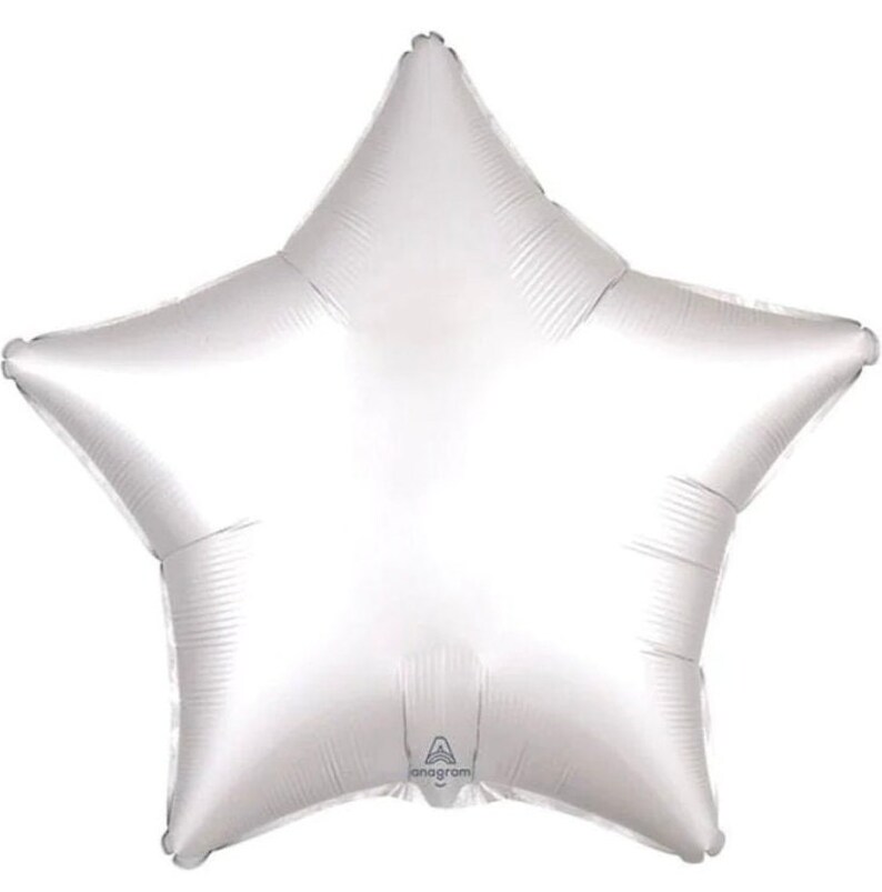 Pu&ograve; includere: Un palloncino a forma di stella argentato in foil. Il palloncino &egrave; gonfiato e pronto per essere utilizzato per una festa o una celebrazione.