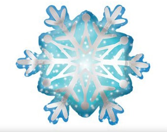 Könnte beinhalten: Ein großer, hellblauer Schneeflocken-Ballon mit einem silbernen Schneeflocken-Design in der Mitte. Der Ballon hat einen Farbverlauf, mit einer helleren Mitte und dunkleren Rändern. Weiße Punkte sind über die Oberfläche verstreut.