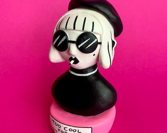 Limited Edition - Too Cool for Art School - Handbemalte Kunstharz Skulptur - Handarbeit - Beatnik - Hipster - Künstler - Mädchen - Statuette