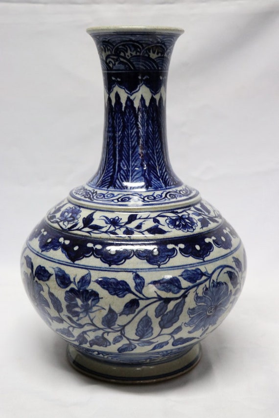 Chinese old porcelain Blue and white porcelain jar 