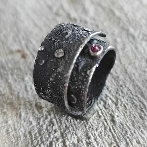 Large bande texturée en argent avec un petit rubis brut Bague rustique en argent et rubis Large bande en argent Bague ouverte en argent