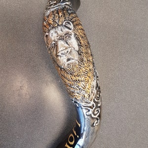 Shofar Löwe von Jeda. 3D Relief versilbert. Gold-Finish. Handbemalt. Lack geschützt