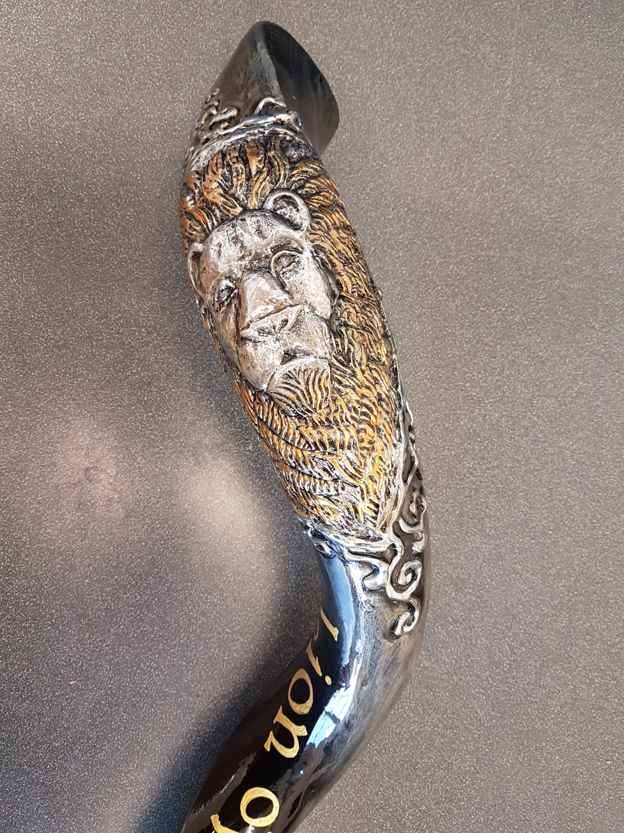 Shofar Lion of Judah. 3D Relief silver plated. Gold finish. Hand painted. Lacquer protected
