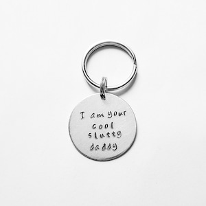 Llavero Pedro Pascal: Llavero de aluminio estampado a mano