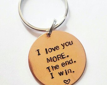 Weihnachtsgeschenke für Freund • I love you The end I win Schlüsselanhänger