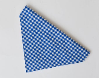 Pañuelo para perro de lona de algodón con estampado de cuadros vichy azulados que se coloca sobre el collar.