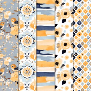 Op de afbeelding: Vier digitale papierpatronen met verschillende ontwerpen. Het eerste patroon is een lichtblauwe achtergrond met witte bloemen en kleine vogels. Het tweede patroon is een witte achtergrond met een herhalend blauw en geel geometrisch ontwerp. Het derde patroon is een witte achtergrond met afwisselende blauwe en gele strepen. Het vierde patroon is een witte achtergrond met gele bloemen en blauwe stippen.