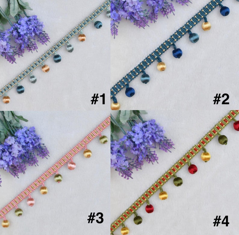 K&ouml;nnte beinhalten: Vier verschiedene Borten mit Quasten und Perlen. Die Borten sind in Blau, Rosa, Gr&uuml;n und Rot. Jede Borte hat ein anderes Muster aus Perlen und Quasten.
