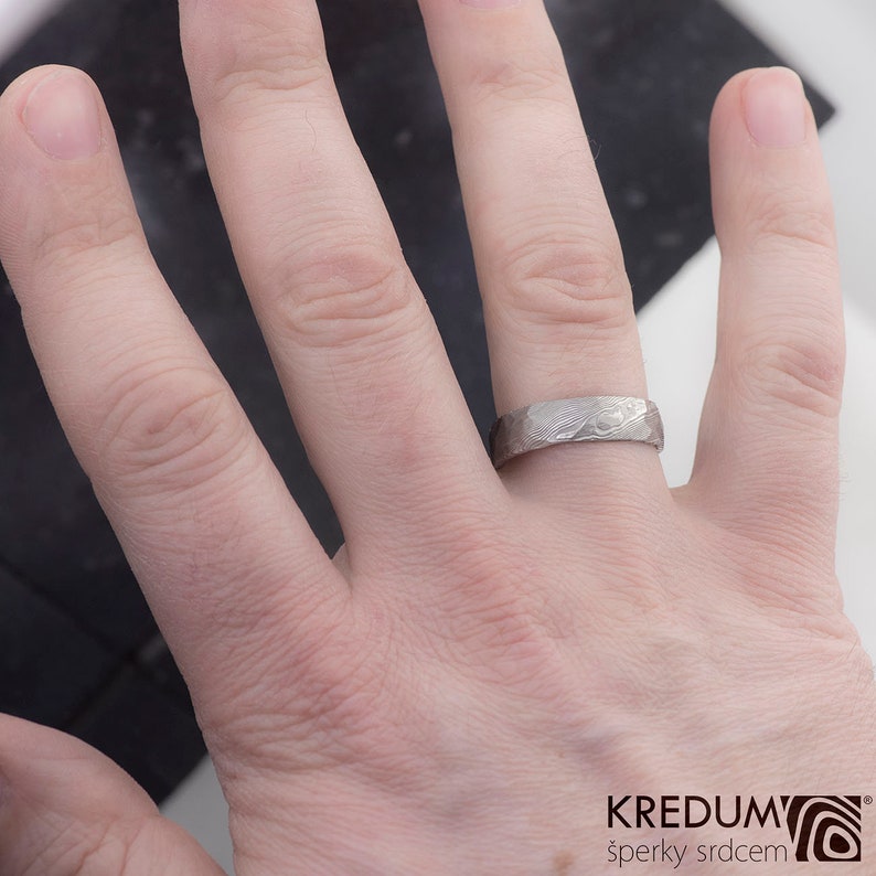 Custom Made Hammered DAMASCUS Wedding Band for Woman or Man HANDMADE Stainless Damascus steel band Mens Engagement Ring Natura white