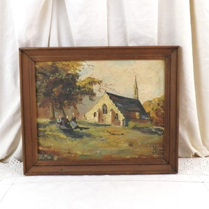Französischer Vintage gerahmtes handgemaltes Ölgemälde einer Kapelle in der Bretagne Frankreich mit Frauen in traditionellen Kostümen, signiert vom Künstler MJ