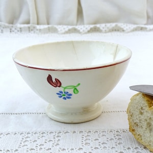 Kleine antike französische Weißfuß Cafe au Lait Schüssel von Digoin mit handgemaltem Blumenmuster, Vintage Kaffeeschüssel Frankreich, Bauernhausdekor