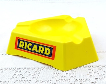 Cenicero promocional francés vintage de mediados de siglo de melamina amarilla brillante Ricard para aperitivos, accesorio retro para fumar de los años 60, fabricado en Francia.