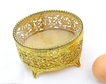 vintage Antique Français Oval Gold Tone Metal Jewelry Box avec couvercle en verre biseauté et motif en filigrane découpé, conteneur décoratif