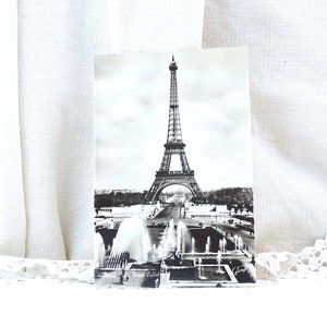 Carte postale ancienne noir et blanc inutilisée Tour Eiffel et fontaines dans les jardins du Trocadéro, photo rétro du monument de Paris