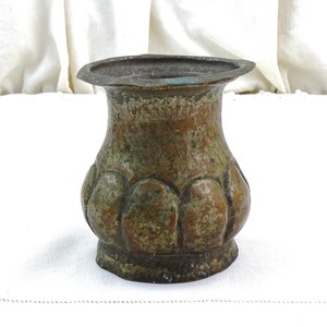 Antiguo adorno de arreglo floral de cobre estañado estilo Tudor primitivo francés del siglo XVI con revestimiento de vidrio, accesorio medieval vintage de Francia.