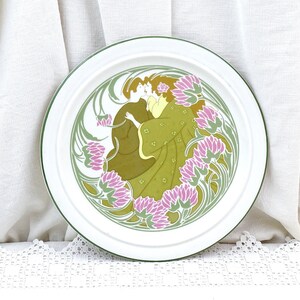 Antik fransk jugend keramiktallrik med 2 kyssande älskare av Keller & Guérin Lunéville, Vintage Jugendstil Mucha Style Embracing Couple bild 1