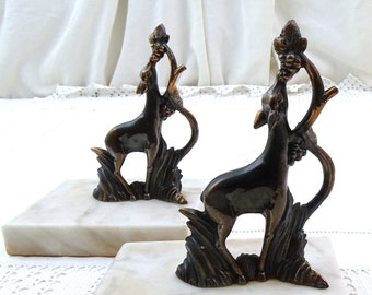 Vintage franska art déco-bokstöd med metallhjort som äter druvor på vit marmorbas, retro kontorsbiblioteksboktillbehör från Frankrike från 1930-talet