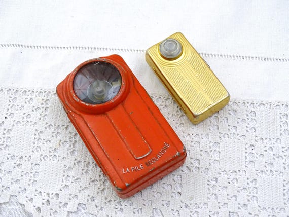 2 Vintage French Pocket Flashlights La Pile Leclanché and Wonder in Red and Gold Colored Metal, Two Retro Mid Century Torches from France