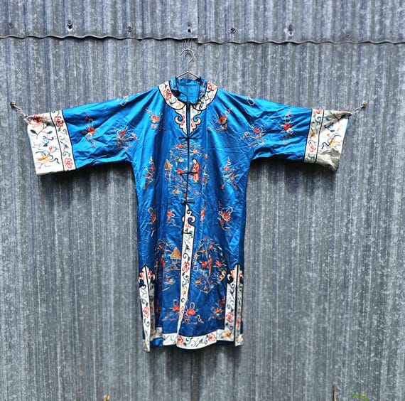 Vintage 1950s Chinese Vintage Blue Silk Embroidered Kimono Robe with Figures, Retro Asian Long House Coat with Embroidery from China