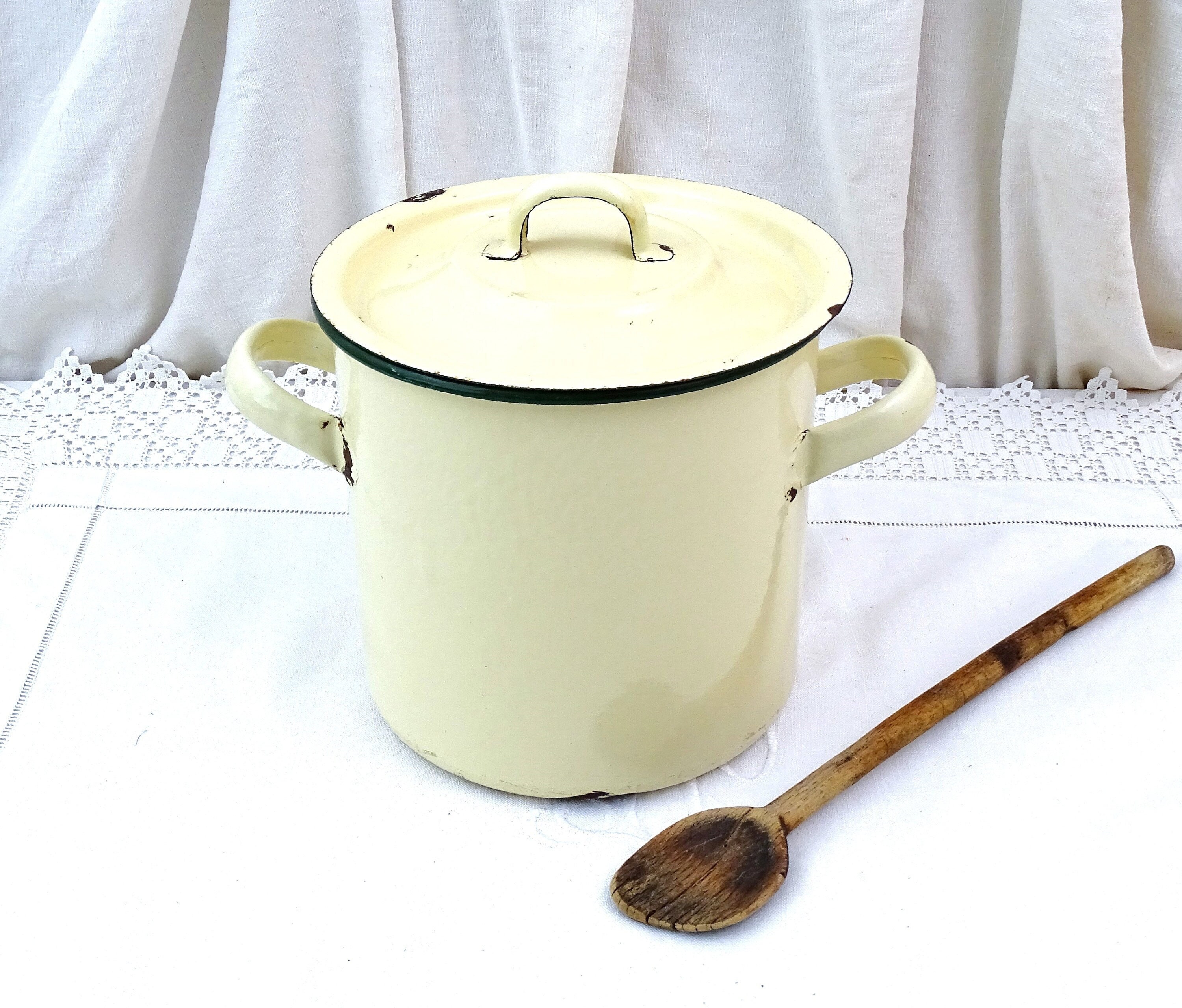 vintage français deep 2 poignées poêle en métal émaillé beige avec couvercle, décor de cuisine rétro enemelware france, marmite émaillée