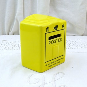 Alcancía de cerámica francesa vintage en amarillo brillante de La Poste. Hucha de cerámica retro con forma de buzón, procedente de Francia.