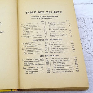 Pode incluir: Um livro de cozinha franc&ecirc;s vintage com uma capa amarela e uma tabela de conte&uacute;do listando receitas de sobremesas, bolos e doces. O livro &eacute; intitulado "Table des Mati&egrave;res" e inclui uma lista de receitas em franc&ecirc;s.