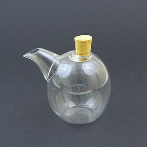 Kleine vintage Franse helderglazen handgeblazen vinaigretteschenker met kurk, retro ambachtelijk glazen accessoire uit Frankrijk voor het gieten van vloeistof