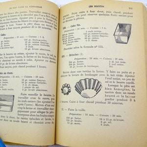 Pode incluir: Um antigo livro de culin&aacute;ria franc&ecirc;s com capa amarela e interior branco. O livro est&aacute; aberto em uma p&aacute;gina com uma receita de bolo. A receita inclui ingredientes como farinha, manteiga, ovos e passas. A p&aacute;gina tamb&eacute;m inclui uma ilustra&ccedil;&atilde;o em preto e branco de uma forma de bolo.