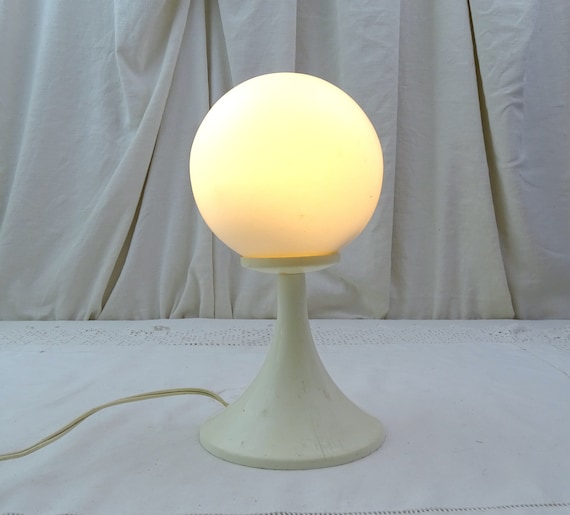 Vintage Mid Century Modern Tulip Based Frosted Globe Table Lamp, Retro 1960s Lighting with White Ball Shade and Flared Bottom, 1970 Interior