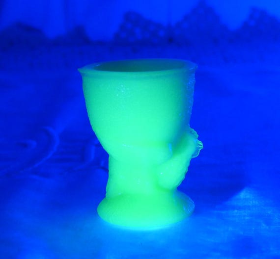 Vintage French Uranium Glass Jadeite Chicken Shaped Eggcup, Retro 1930s Mint Green Opaline Milk Glowy Glass Egg Cup from France