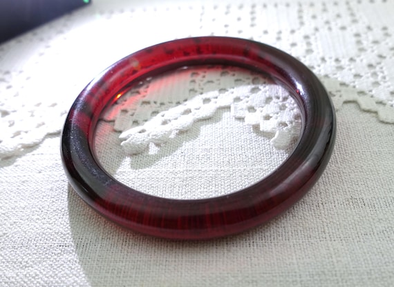 Vintage Red Cherry Juice Bakelite Round Bangle, Retro Chunky Art Deco 1930s Early Plastics Jewelry, 1940s Catalin Bracelet France