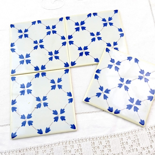 Ensemble de 4 carreaux muraux vintage inutilisés Français Cerabati de Châteauroux Delf style en motif blanc et bleu, rétro nouveau vieux stock Splash Back