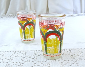 Paar Vintage Nordafrikanische Minze Teegläser klar bedruckt in Rot Grün und Gelb, 2 Retro Marokkanisches Tee Trinkzubehör aus Frankreich