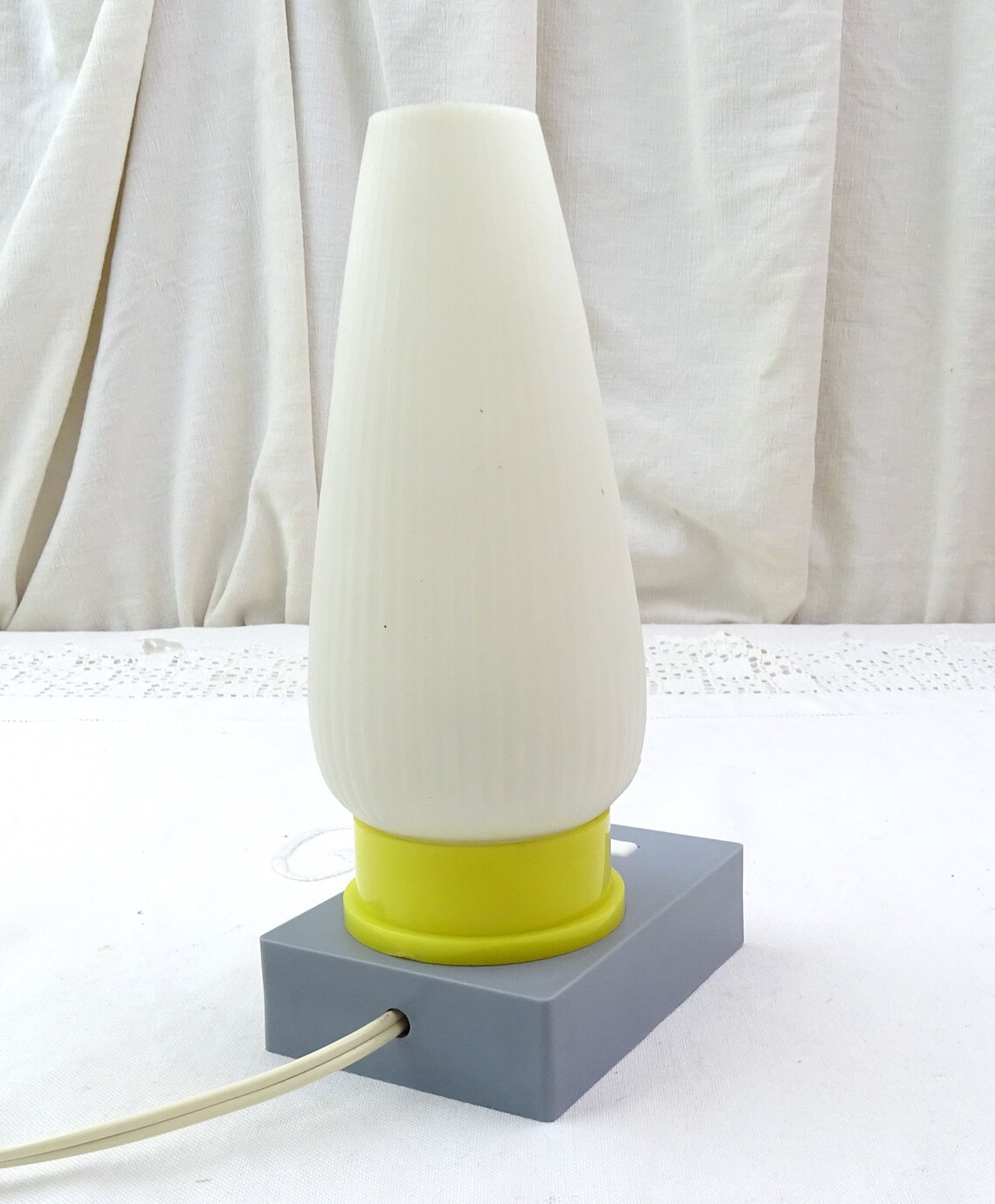 Small Vintage French Mid Century Modern Gray Yellow and White Table / Bed Side Lamp, Retro 1950s Little Light from France, Old Style Bedroom, foto 3 di 5