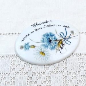 Puede incluir: Placa de puerta ovalada de cerámica blanca con un diseño floral azul y blanco y el texto "Chambre vivre ses rêves et rêver sa vie".