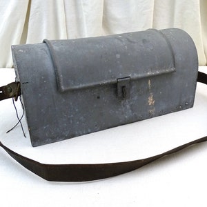 Cassetta degli attrezzi da idraulico francese vintage in metallo zincato con cinturino in pelle, custodia per attrezzi da trasporto con parte superiore arrotondata in metallo grigio retrò dalla Francia, arredamento rustico