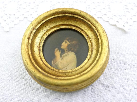 Small Vintage French Round Wooden Gold Gilded Frame with Print of The Infant Samuel by Sir Joshua Reynolds, Original in the Louvres Paris