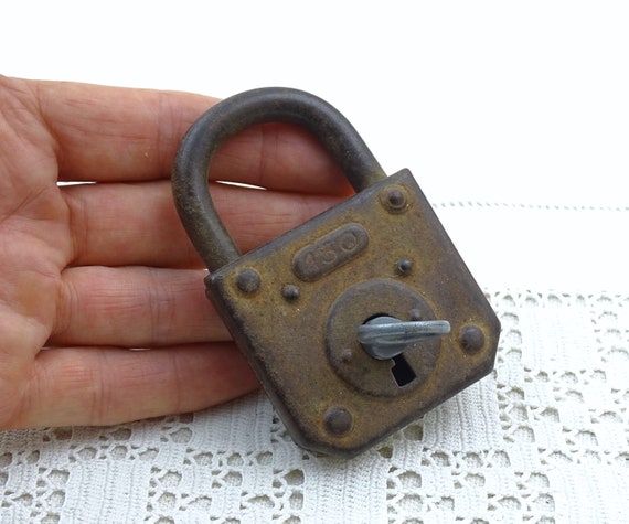 Small French Vintage Working Metal Padlock with 1 Key and Worn Patina, Retro Lock and Key in Working Condition from France, Diy Home Decor