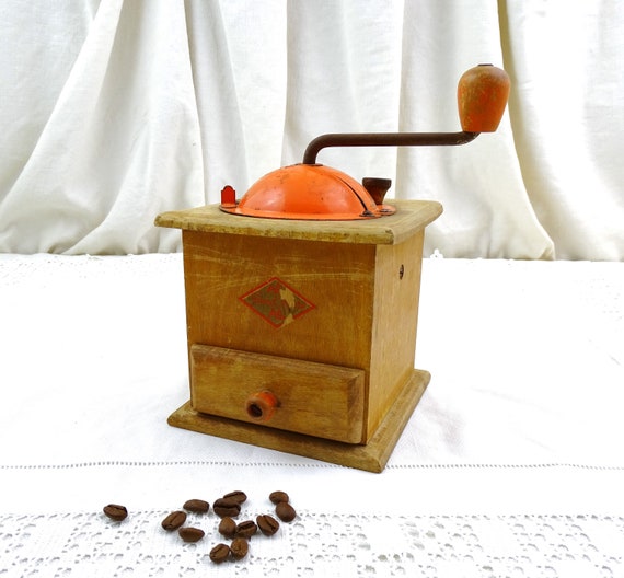 French Vintage 1930s Working Wooden and Orange Metal Manuel Coffee Grinder, Retro Old Style Kitchenware from France, Farmhouse Decor