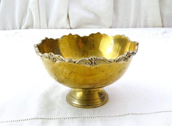 Vintage Footed Brass Bowl with Ornate Rim, Retro Pedestal Dish made of Gold Tone Metal, Boho Trinket Home Accessory, Minimalist Home Decor